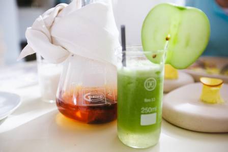The Ultimate Guide to Green Drinks & Juicing: Your Path to Radical Health