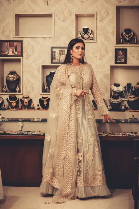 A Comprehensive Color Manual for Traditional Attire: Selecting the Best Tones for Your Profile